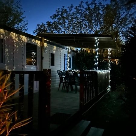 Mobil-Home Au Pied Du Luberon ลาโรคด็องเตรง ภายนอก รูปภาพ