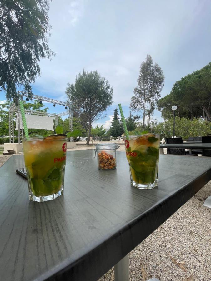 Mobil-Home Au Pied Du Luberon ลาโรคด็องเตรง ภายนอก รูปภาพ