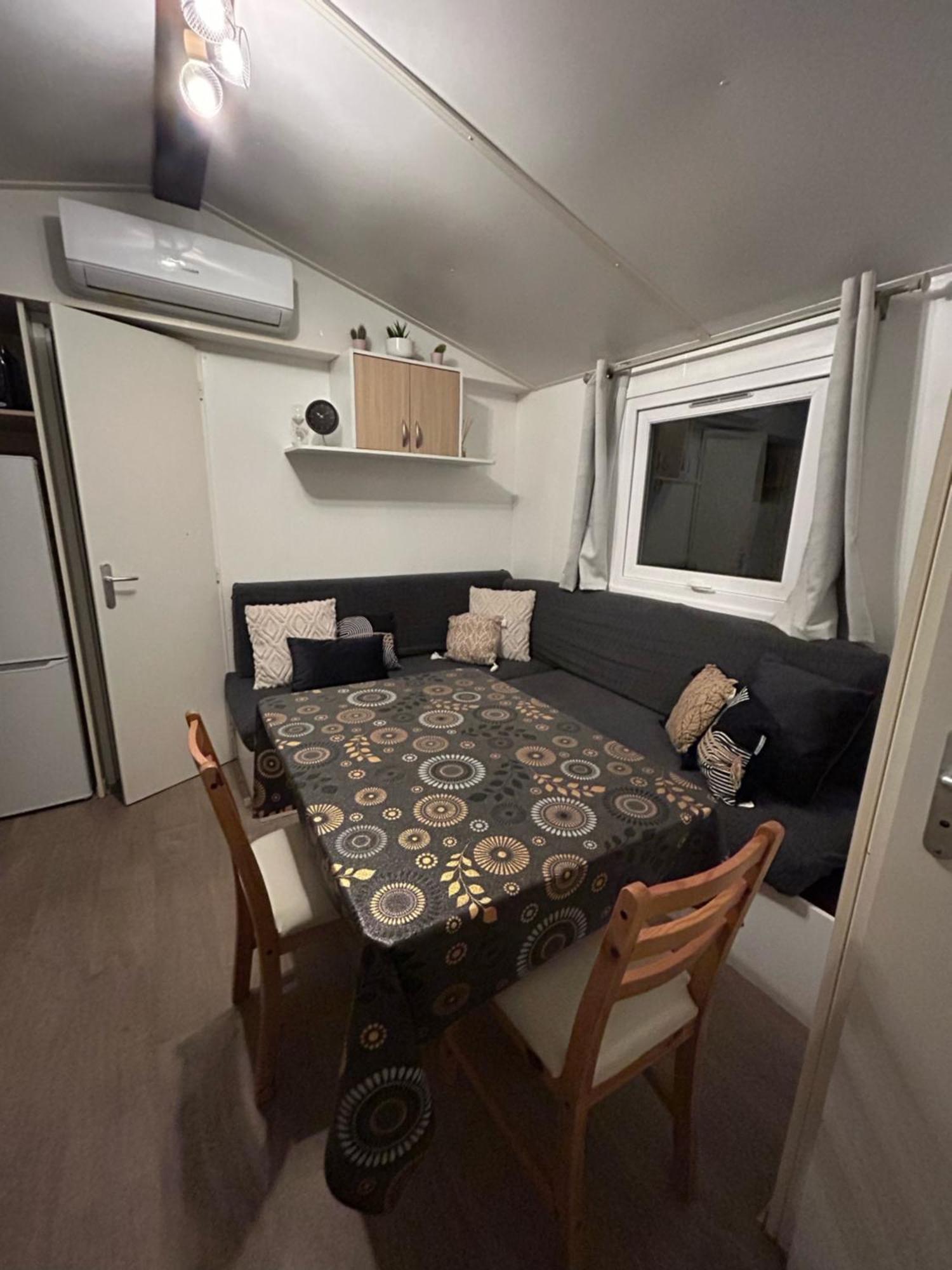 Mobil-Home Au Pied Du Luberon ลาโรคด็องเตรง ภายนอก รูปภาพ