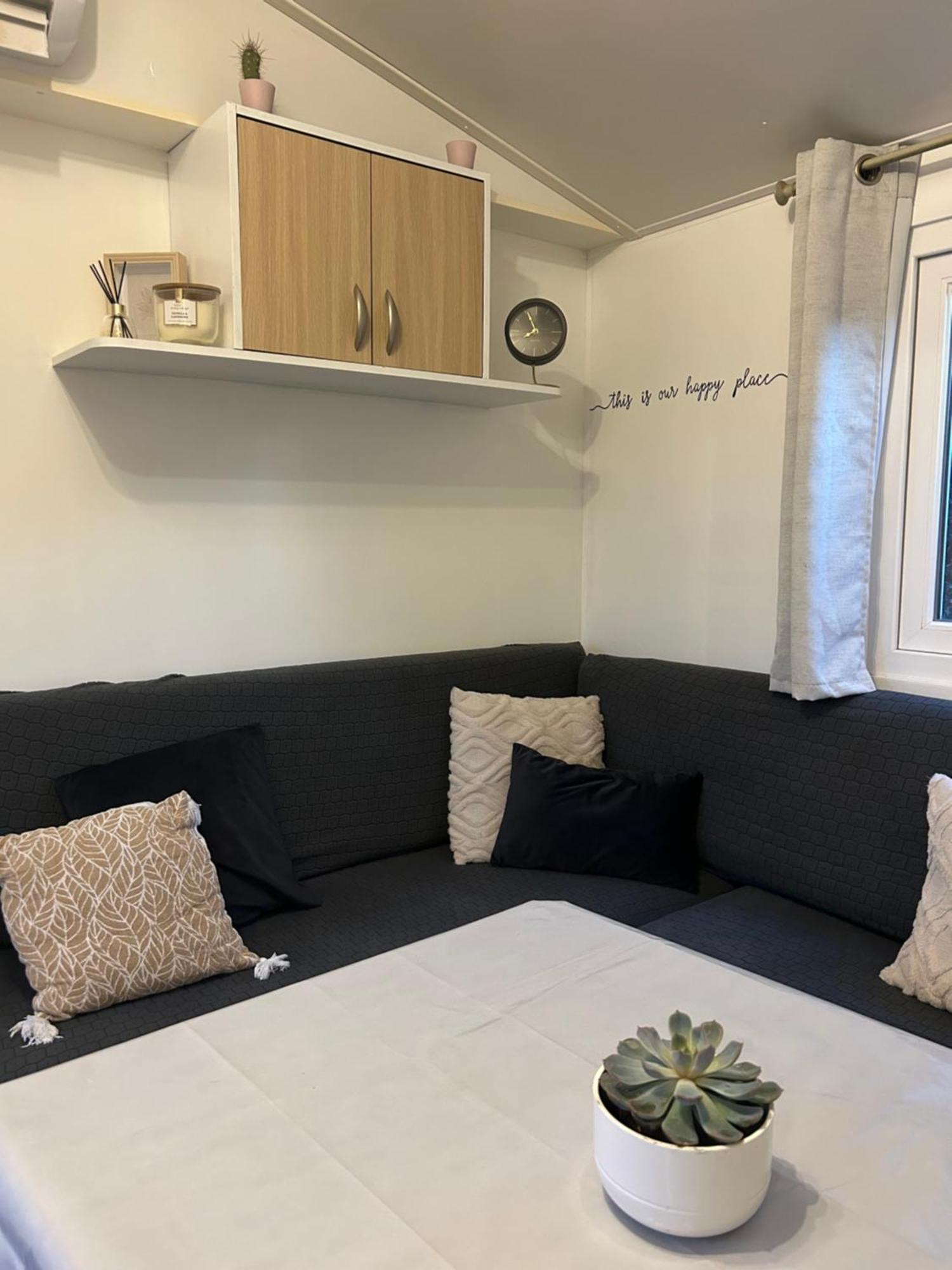 Mobil-Home Au Pied Du Luberon ลาโรคด็องเตรง ภายนอก รูปภาพ